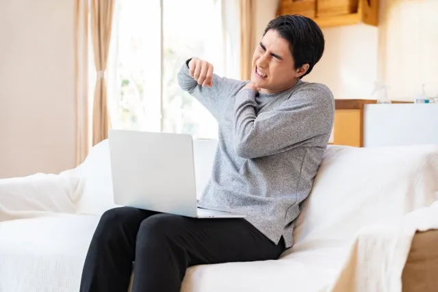 現代で多いスマホ首（ストレートネック）や肩こりの改善は整骨院に！